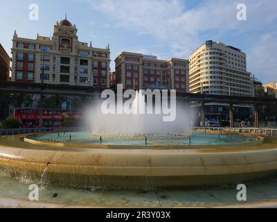 Fontana a Plaza de la Marina con edifici storici e l'Hotel AC Málaga Palacio sullo sfondo. Foto Stock