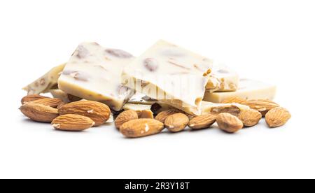 Barrette di cioccolato bianco con mandorle isolate su fondo bianco. Foto Stock