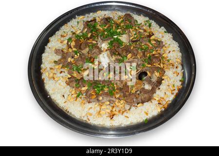 Carne di cammello con riso tradizionale arabo piatto principale ristorante pranzo servito con mandorle e semi di pino. Foto Stock