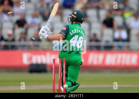 Colin Ackermann di Leicestershire Foxes è inchinato da Colin de Grandhomme di Lancashire Lightning per 5 corse durante la partita Vitality Blast Lancashire Lightning vs Leicestershire Foxes a Old Trafford, Manchester, Regno Unito, 25th maggio 2023 (Foto di Conor Molloy/News Images) a Manchester, Regno Unito il 5/25/2023. (Foto di Conor Molloy/News Images/Sipa USA) Foto Stock