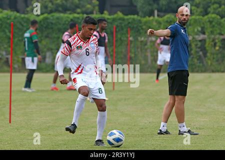 Javier Fernandez Cabrera Marin, allenatore capo della squadra di calcio del Bangladesh dalla Spagna durante la sessione di pratica a Dhaka, Bangladesh Foto Stock