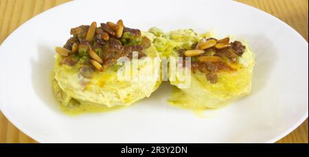 Carciofi cotti e ripieni di carne, formaggio e pinoli. Foto Stock