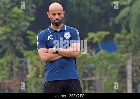 Javier Fernandez Cabrera Marin, allenatore capo della squadra di calcio del Bangladesh dalla Spagna durante la sessione di pratica a Dhaka, Bangladesh Foto Stock