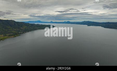 Drone aereo del lago Toba e la costa dell'isola di Samosir. Paesaggio tropicale. Sumatra, Indonesia. Foto Stock