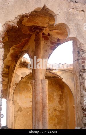 Dettagli della chiesa in rovina del cimitero abbandonato sull'isola dell'Asinara Foto Stock