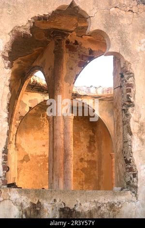 Particolare della chiesa in rovina del cimitero abbandonato sull'isola dell'Asinara Foto Stock