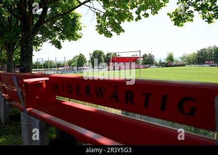 25 maggio 2023, Baviera, Aubstadt: Su una panchina del campo di calcio di TSV Aubstadt, si può leggere la parola 'Widerwärtig' (repulsivo), il nome del club tifoso di casa. Giovedì mattina, gli investigatori hanno razziato una squadra di calcio regionale bavarese a causa di accuse di denaro nero. Solo con il club sono stati messi in conto 2022 contributi di previdenza sociale a sei cifre, comunicati al principale ufficio doganale di Schweinfurt e al pubblico ministero Würzburg. secondo le autorità, 270 task force hanno cercato camere in loco e in altre località in tutto il paese. Foto: Pia Bayer/dpa Foto Stock