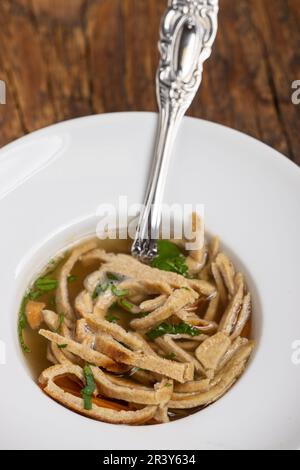 Zuppa austriaca di pancake su legno Foto Stock