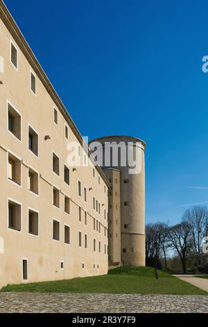 Vista sul castello ristrutturato di Wittenberg, in Germania, visto dal parco pubblico della città Foto Stock