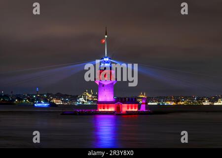 Vista illuminata della Torre della Nuova Maiden (Kız Kulesi) a Istanbul, Turchia. Foto Stock