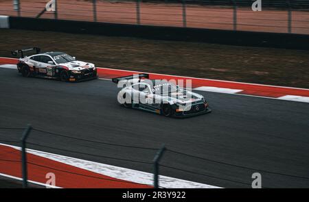 Mercedes-Benz AMG-GT3 e una BMW GT3 Racing in pista sul circuito delle Americhe Foto Stock