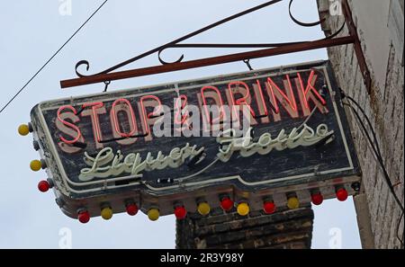 Antico cartello elettrico al neon per la Stop & drink Liquor House, stile americano degli anni '1950 Foto Stock