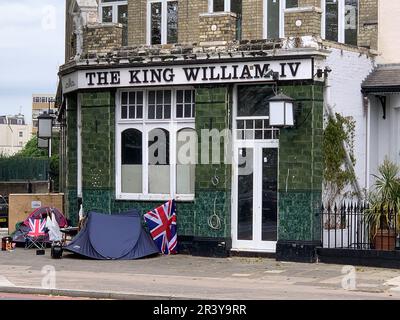 Pimlico, Londra, Regno Unito. 22nd maggio, 2023. Tende fuori dal pub di Re Guglielmo IV a Grosvenor Road nell'affluente Pimlico, Londra. Sempre più persone dormono sconnesso per le strade di Londra mentre il costo della crisi continua. Credito: Maureen McLean/Alamy Foto Stock