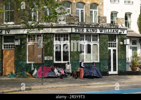 Pimlico, Londra, Regno Unito. 22nd maggio, 2023. Tende fuori dal pub di Re Guglielmo IV a Grosvenor Road nell'affluente Pimlico, Londra. Sempre più persone dormono sconnesso per le strade di Londra mentre il costo della crisi continua. Credito: Maureen McLean/Alamy Foto Stock