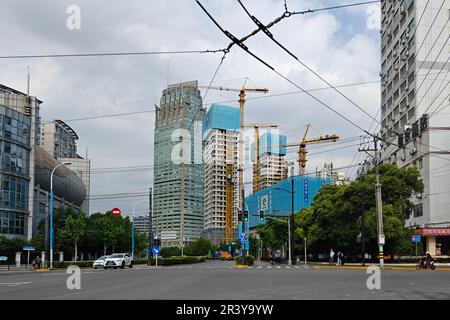 SHANGHAI, CINA - 25 MAGGIO 2023 - il progetto di sviluppo immobiliare di greentownchina è in corso presso il Bund di Shanghai, Cina, 25 maggio 2023. Foto Stock