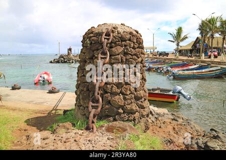 Old Mooring Bollard di Hanga Roa OTAi Bay, la baia più affollata dell'isola di Pasqua, Cile, Sud America Foto Stock