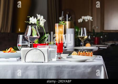 Servito tavolo da ristorante con bicchieri di vino o acqua e piatti Foto Stock