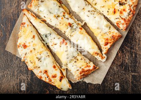 Pizze romane con formaggio. Pizza piazza romana o Pinsa su un impasto denso, cucina italiana Foto Stock