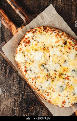 Pizze romane con formaggio. Pizza piazza romana o Pinsa su un impasto denso, cucina italiana Foto Stock