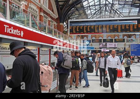 Acquisto biglietti ferroviari e Oyster Liverpool Street Station, concourse , Londra, Inghilterra, Regno Unito, EC2M 7PY - biglietteria Foto Stock