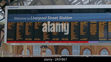 Benvenuti a Liverpool Street Station, concourse , Londra, Inghilterra, Regno Unito, EC2M 7PY - scheda partenze linea principale elettronica Foto Stock