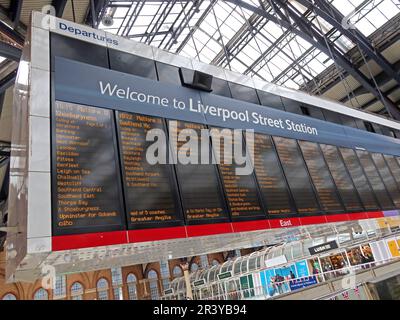 Benvenuti a Liverpool Street Station, concourse , Londra, Inghilterra, Regno Unito, EC2M 7PY - scheda partenze linea principale elettronica Foto Stock