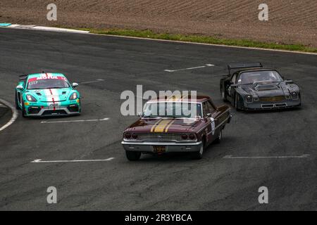 Nel cuore della catena Puys in Alvernia, il circuito della Charade organizza il secondo Super Show della Charade con Jacky Ickx e Giacomo Agostini come patroni. In pista, dimostrazioni e sfilate di veicoli iconici (auto e moto). Sul lato paddock, il pubblico potrebbe trovare molti veicoli dagli anni '60 ad oggi in esposizione, a Saint-Genès-Champanelle, Francia, il 21th maggio 2023 Foto di Denis Prezat/ABACAPRESS.COM Foto Stock