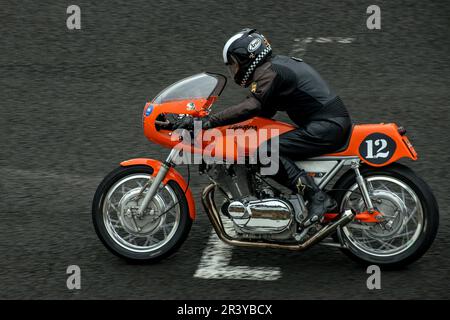 Nel cuore della catena Puys in Alvernia, il circuito della Charade organizza il secondo Super Show della Charade con Jacky Ickx e Giacomo Agostini come patroni. In pista, dimostrazioni e sfilate di veicoli iconici (auto e moto). Sul lato paddock, il pubblico potrebbe trovare molti veicoli dagli anni '60 ad oggi in esposizione, a Saint-Genès-Champanelle, Francia, il 21th maggio 2023 Foto di Denis Prezat/ABACAPRESS.COM Foto Stock