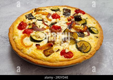 ratatouille arrosto e crostata di formaggio di capra Foto Stock