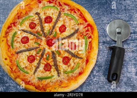 pizza fatta in casa, motivo a rotelle con taglierina per pizza Foto Stock