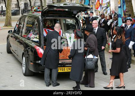 Londra, Regno Unito. 25 maggio 2023. Il funerale del sergente di volo Peter Brown, uno degli ultimi piloti neri della RAF a combattere nella seconda guerra mondiale, alla St Clement Danes Church di Londra. Credito: Waldemar Sikora / Alamy Live News Foto Stock