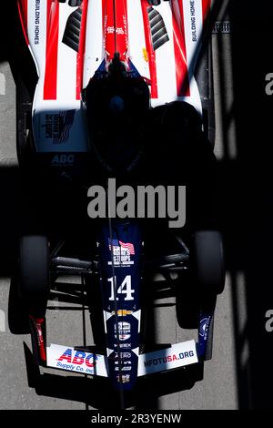 La vettura di SANTINO FERRUCCI (14) di Woodbury, Connecticut viene trainata da Gasoline Alley a Pit Road prima di una sessione di pratica per la Indianapolis 500 al circuito di Indianapolis in Speedway IN.(Credit Image: © Colin Mayr Grindstone Media Group/Action Sports Photography/Cal Sport Media) Foto Stock