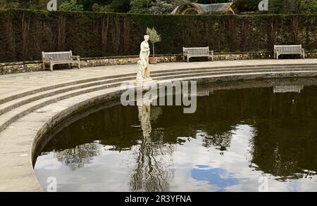 Statua e stagno in mezzo Luna prato a Hever Castle, la casa d'infanzia di Anna Bolena. Foto Stock