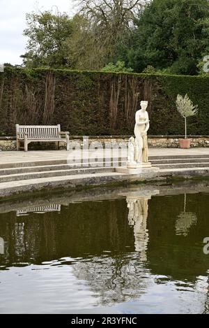 Statua e stagno in mezzo Luna prato a Hever Castle, la casa d'infanzia di Anna Bolena. Foto Stock