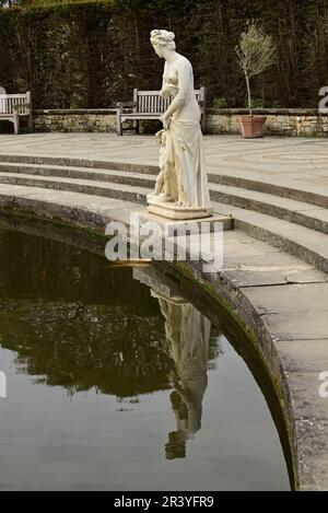 Statua e stagno in mezzo Luna prato a Hever Castle, la casa d'infanzia di Anna Bolena. Foto Stock