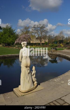 Statua e stagno in mezzo Luna prato a Hever Castle, la casa d'infanzia di Anna Bolena. Foto Stock