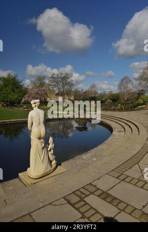 Statua e stagno in mezzo Luna prato a Hever Castle, la casa d'infanzia di Anna Bolena. Foto Stock