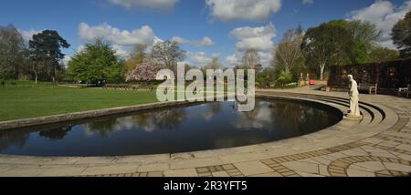 Statua e stagno in mezzo Luna prato a Hever Castle, la casa d'infanzia di Anna Bolena. Foto Stock