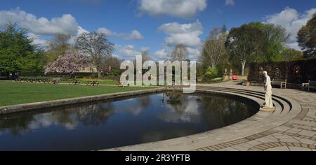 Statua e stagno in mezzo Luna prato a Hever Castle, la casa d'infanzia di Anna Bolena. Foto Stock