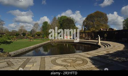 Statua e stagno in mezzo Luna prato a Hever Castle, la casa d'infanzia di Anna Bolena. Foto Stock