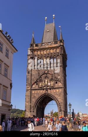 PRAGA, REPUBBLICA CECA, EUROPA - turisti alla Torre del Ponte della Città Vecchia, al Ponte Carlo. Foto Stock