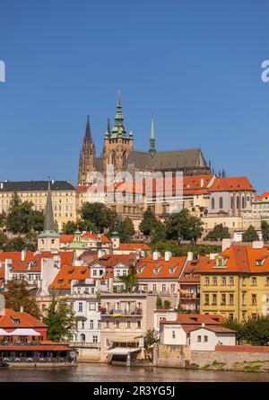 PRAGA, REPUBBLICA CECA, EUROPA - skyline di Praga con il Castello di Praga e St Cattedrale di Vito e quartiere del Castello, Hradcany, sul fiume Moldava. Foto Stock