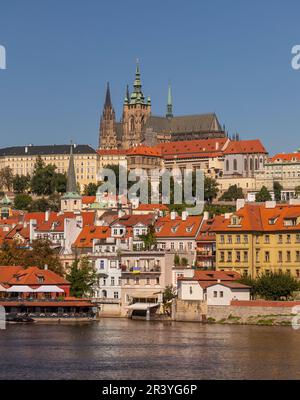 PRAGA, REPUBBLICA CECA, EUROPA - skyline di Praga con il Castello di Praga e St Cattedrale di Vito e quartiere del Castello, Hradcany, sul fiume Moldava. Foto Stock