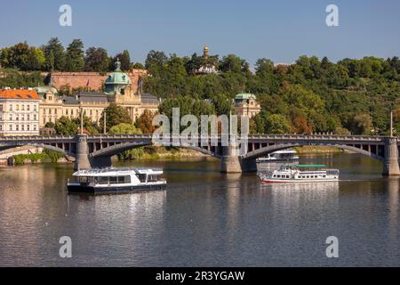 PRAGA, REPUBBLICA CECA, EUROPA - Prague tour in barca sul fiume Moldava. Foto Stock