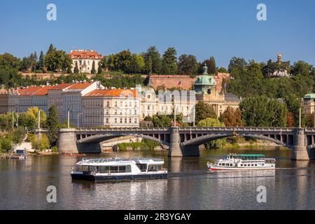 PRAGA, REPUBBLICA CECA, EUROPA - Prague tour in barca sul fiume Moldava. Foto Stock