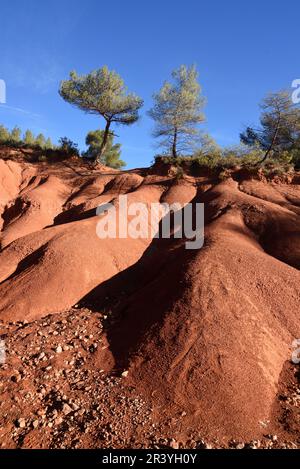 Paesaggio di formazioni rocciose di Ochre Clay nel Canyon des Terres Rouges nella riserva naturale Sainte-Victoire nr Aix-en-Provence Francia Foto Stock