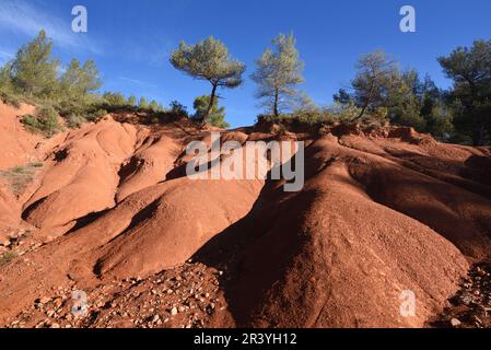 Paesaggio di formazioni rocciose di Ochre Clay nel Canyon des Terres Rouges nella riserva naturale Sainte-Victoire nr Aix-en-Provence Francia Foto Stock