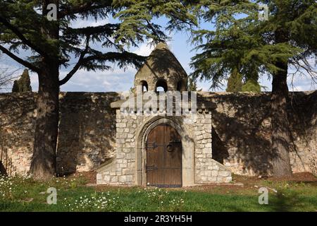 Tomba monumentale con porta in stile medievale nello storico cimitero dominicano, nel Jardin de l'Enclos, Saint-Maximin-la-Sainte-Baume Provenza Francia Foto Stock