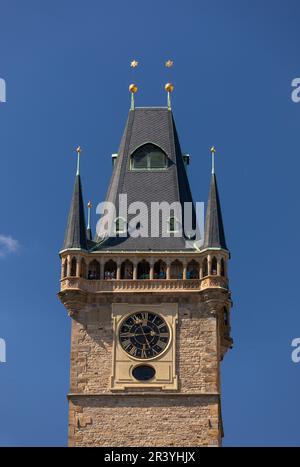 PIAZZA DELLA CITTÀ VECCHIA, PRAGA, REPUBBLICA CECA, EUROPA - cima della Torre dell'Orologio nella Piazza della Città Vecchia, nel centro di Praga. Foto Stock