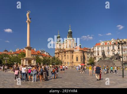 PIAZZA DELLA CITTÀ VECCHIA, PRAGA, REPUBBLICA CECA - turisti a colonna mariana. St Chiesa di Nicholas, centro. Foto Stock